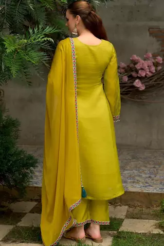 Women Floral Embroidered Regular Thread Work Kurta with Trousers & With Dupatta