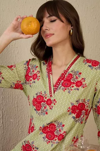 Women Floral Printed Regular Pure Cotton Kurta with Trousers