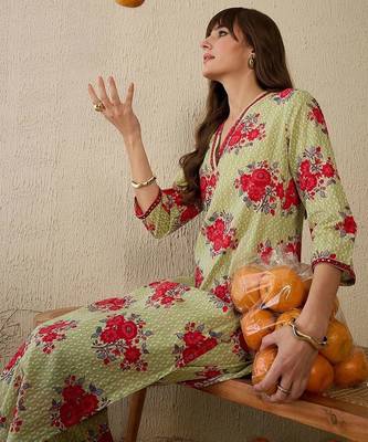 Women Floral Printed Regular Pure Cotton Kurta with Trousers 5