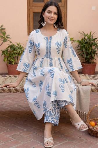 Women Floral Printed Tiered Pure Cotton Kurta with Trousers
