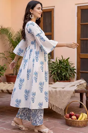 Women Floral Printed Tiered Pure Cotton Kurta with Trousers