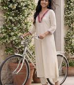 Women Embroidered Regular Thread Work Liva Kurta with Trousers