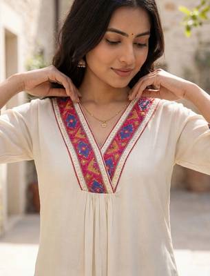 Women Embroidered Regular Thread Work Liva Kurta with Trousers 2