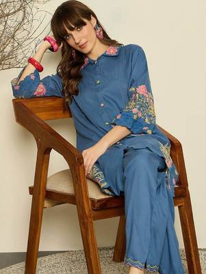 Women Floral Embroidered Thread Work Kurta with Trousers 1