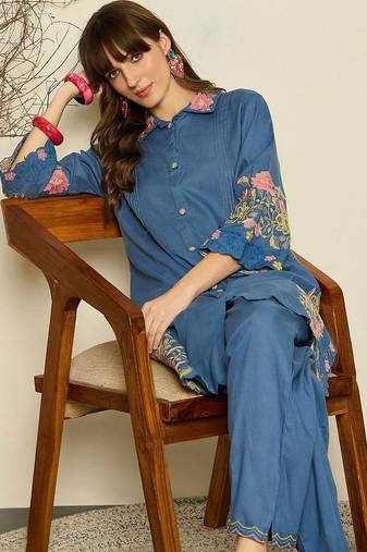 Women Floral Embroidered Thread Work Kurta with Trousers