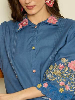 Women Floral Embroidered Thread Work Kurta with Trousers 3
