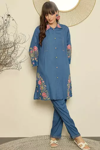 Women Floral Embroidered Thread Work Kurta with Trousers