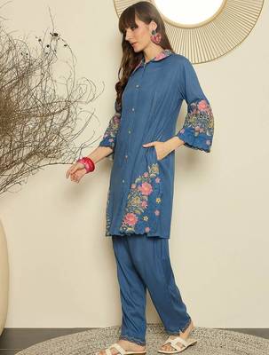 Women Floral Embroidered Thread Work Kurta with Trousers 5