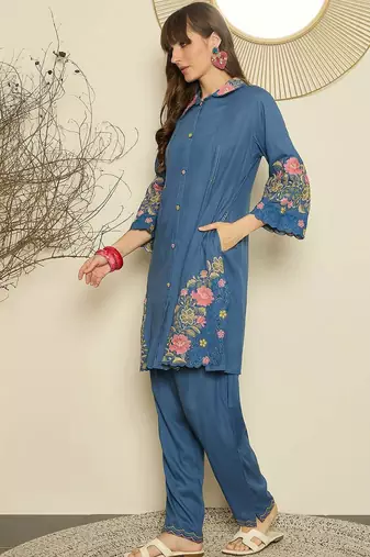 Women Floral Embroidered Thread Work Kurta with Trousers