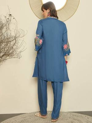 Women Floral Embroidered Thread Work Kurta with Trousers 6