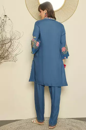 Women Floral Embroidered Thread Work Kurta with Trousers