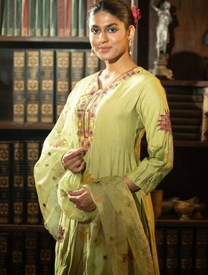 Floral Printed Thread Work Straight Kurta With Trousers & With Dupatta 2