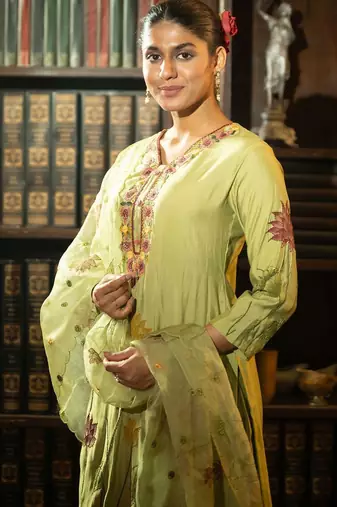 Floral Printed Thread Work Straight Kurta With Trousers & With Dupatta