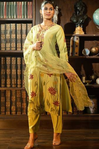 Floral Printed Thread Work Straight Kurta With Trousers & With Dupatta