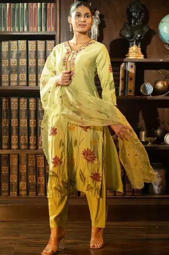 Floral Printed Thread Work Straight Kurta With Trousers & With Dupatta