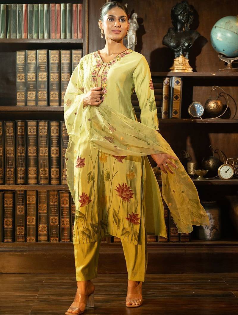 Floral Printed Thread Work Straight Kurta With Trousers & With Dupatta