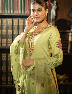 Floral Printed Thread Work Straight Kurta With Trousers & With Dupatta 3