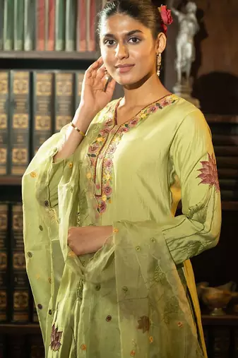 Floral Printed Thread Work Straight Kurta With Trousers & With Dupatta