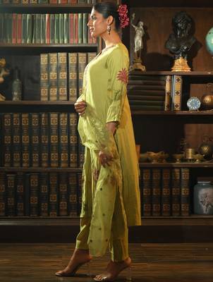 Floral Printed Thread Work Straight Kurta With Trousers & With Dupatta 4
