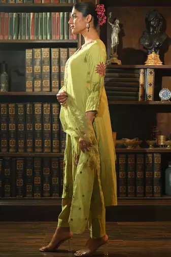 Floral Printed Thread Work Straight Kurta With Trousers & With Dupatta