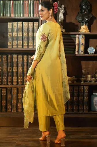 Floral Printed Thread Work Straight Kurta With Trousers & With Dupatta