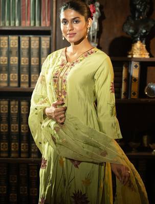 Floral Printed Thread Work Straight Kurta With Trousers & With Dupatta 6