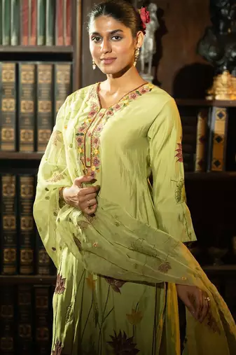 Floral Printed Thread Work Straight Kurta With Trousers & With Dupatta