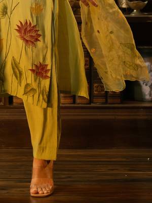 Floral Printed Thread Work Straight Kurta With Trousers & With Dupatta 7