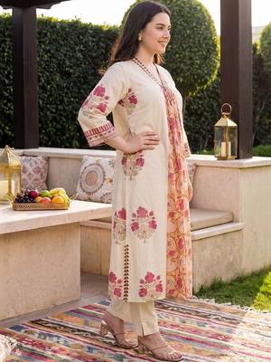 Women Floral Printed Empire Pure Cotton Kurta with Trousers 3