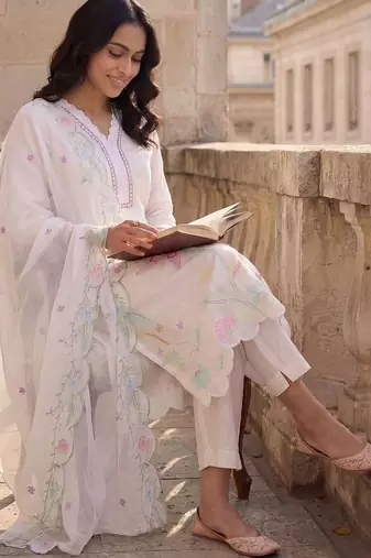 Women Floral Regular Thread Work Kurta with Trousers & With Dupatta