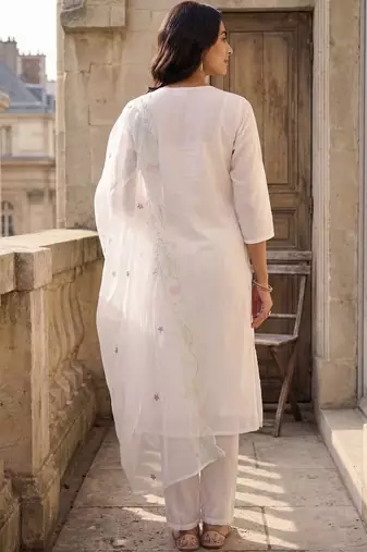 Women Floral Regular Thread Work Kurta with Trousers & With Dupatta