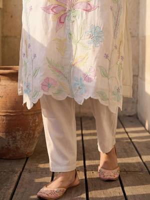 Women Floral Regular Thread Work Kurta with Trousers & With Dupatta 7