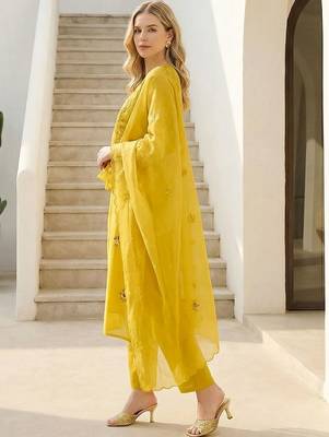 Women Floral Embroidered Regular Thread Work Kurta with Trousers & With Dupatta 3