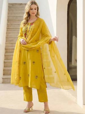 Women Floral Embroidered Regular Thread Work Kurta with Trousers & With Dupatta 6
