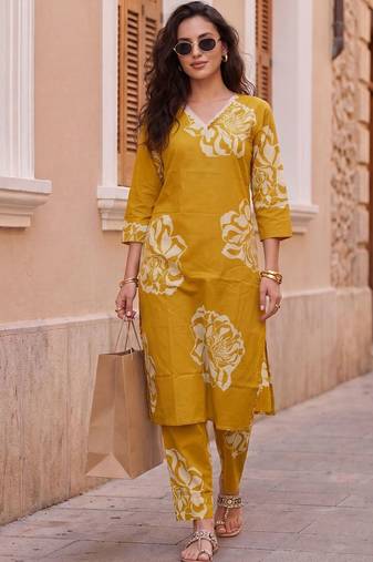 Women Floral Printed Regular Pure Cotton Kurta with Trousers