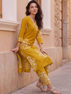 Women Floral Printed Regular Pure Cotton Kurta with Trousers 4