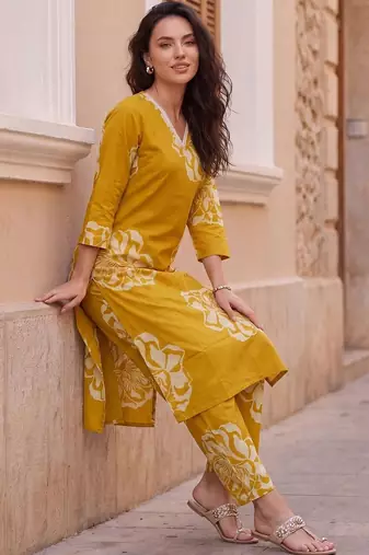 Women Floral Printed Regular Pure Cotton Kurta with Trousers