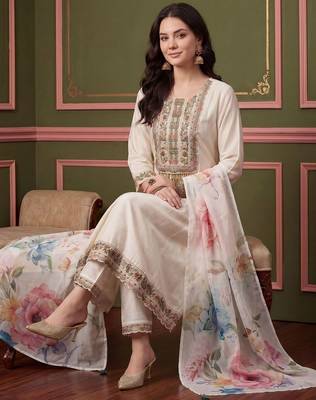 Women Floral Embroidered Regular Thread Work Kurta with Trousers & With Dupatta 1