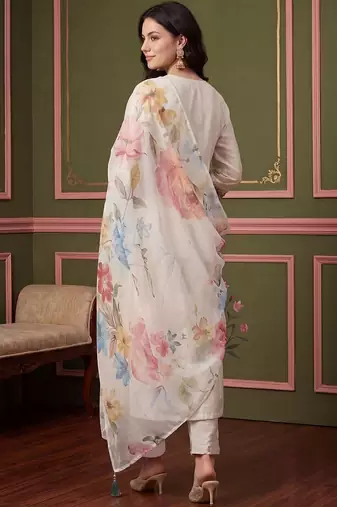 Women Floral Embroidered Regular Thread Work Kurta with Trousers & With Dupatta