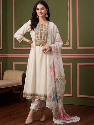 Women Floral Embroidered Regular Thread Work Kurta with Trousers & With Dupatta 6