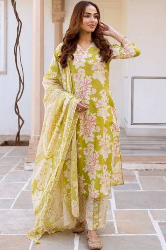 Women Floral Printed Regular Thread Work  Cotton Kurta with Trousers & With Dupatta