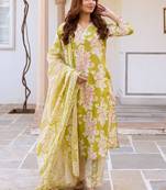 Women Floral Printed Regular Thread Work Pure Cotton Kurta with Trousers & With Dupatta