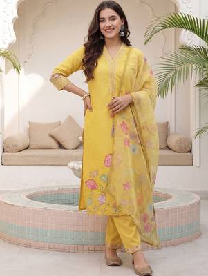 Women Floral Embroidered Regular Thread Work Kurta with Trousers & With Dupatta 1