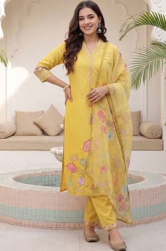 Women Floral Embroidered Regular Thread Work Kurta with Trousers & With Dupatta
