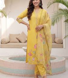 Women Floral Embroidered Regular Thread Work Kurta with Trousers & With Dupatta