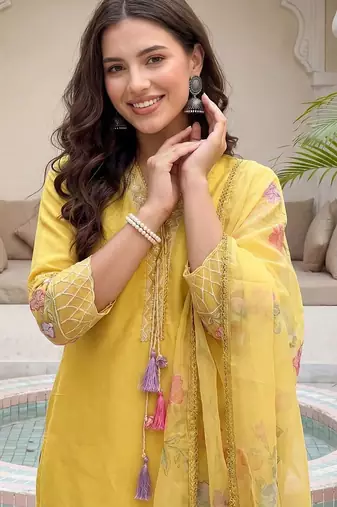 Women Floral Embroidered Regular Thread Work Kurta with Trousers & With Dupatta