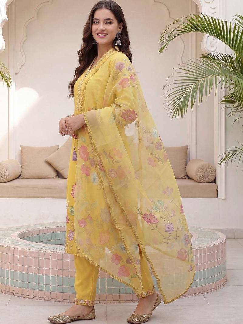 Women Floral Embroidered Regular Thread Work Kurta with Trousers & With Dupatta