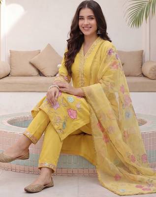 Women Floral Embroidered Regular Thread Work Kurta with Trousers & With Dupatta 4