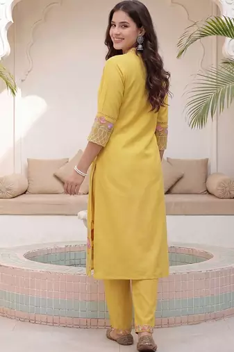 Women Floral Embroidered Regular Thread Work Kurta with Trousers & With Dupatta