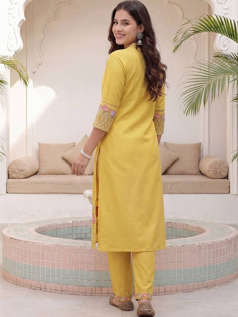 Women Floral Embroidered Regular Thread Work Kurta with Trousers & With Dupatta